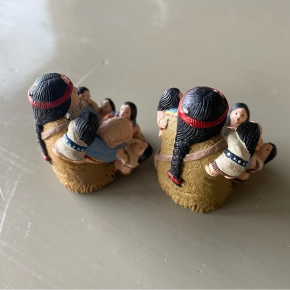 2 Resin Replica Storyteller Figurine - Man, Blue & Brown, Many Children - Picture 8 of 8